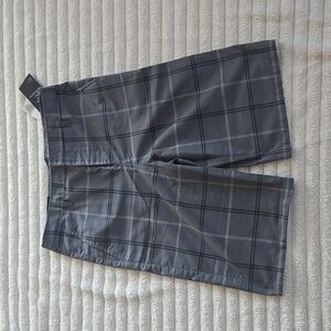 Under Armour Gray Striped Boys Golf Shorts YXL  - NWT